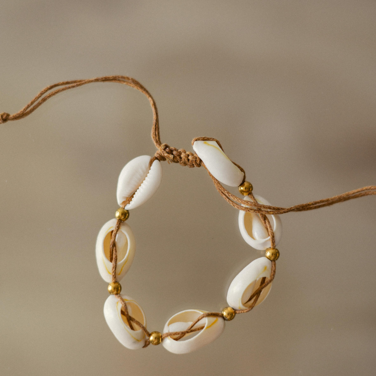 Браслет cowrie