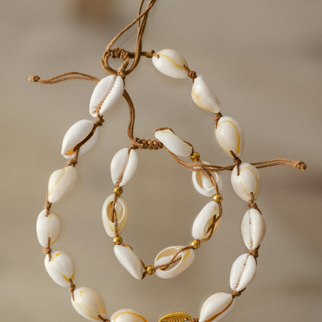 Браслет cowrie